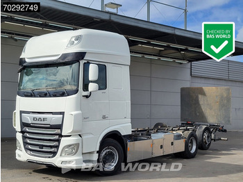 Kamion sa golom šasijom i zatvorenom kabinom DAF XF 530