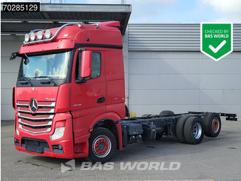 Kamion sa golom šasijom i zatvorenom kabinom MERCEDES-BENZ Actros 2548