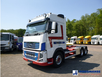Kamion sa golom šasijom i zatvorenom kabinom VOLVO FM