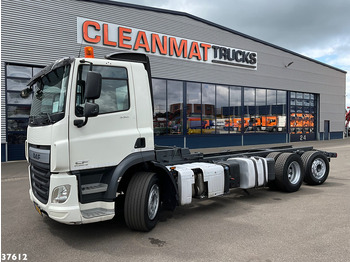 Kamion sa golom šasijom i zatvorenom kabinom DAF CF 330