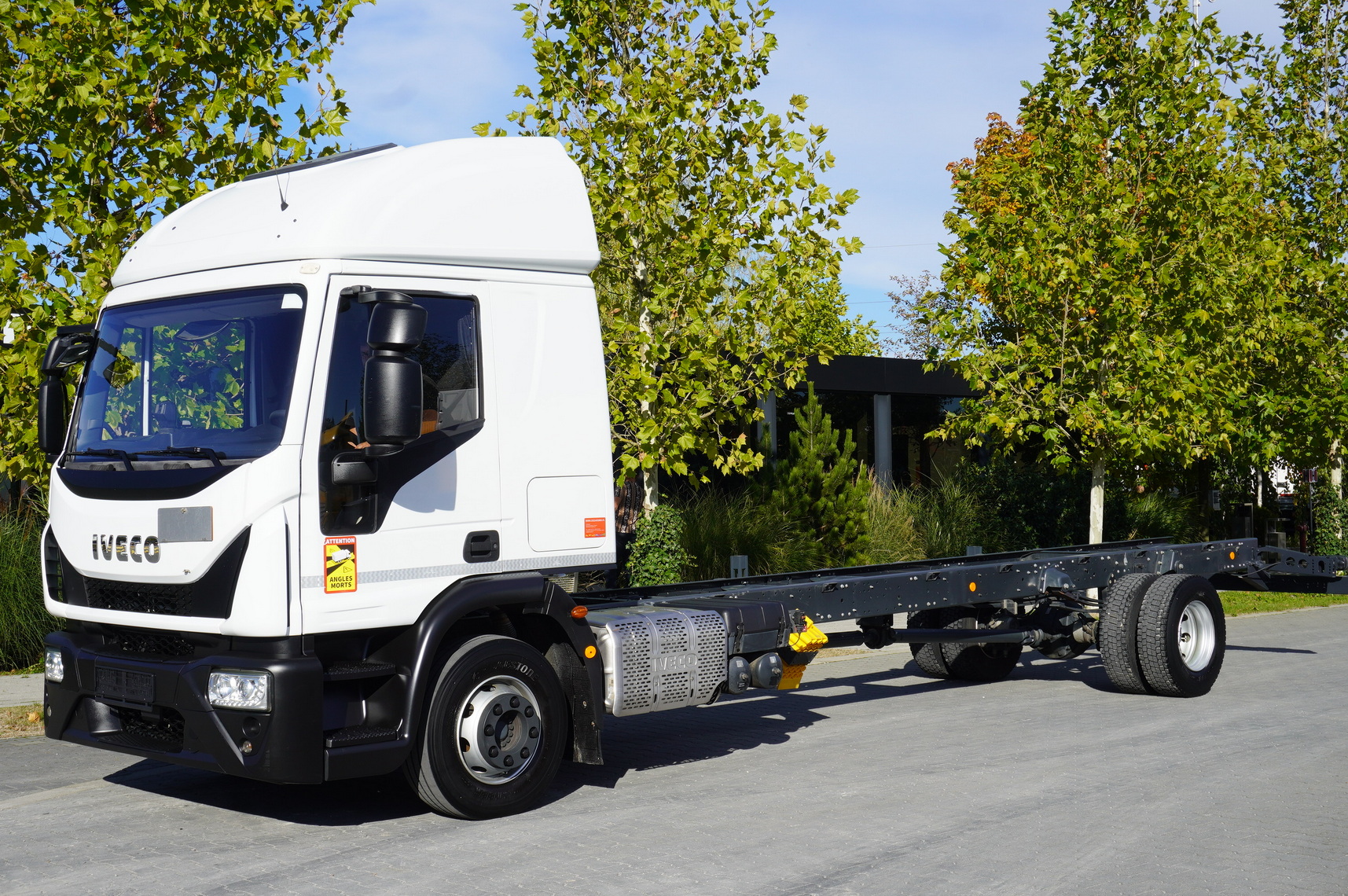 Kamion sa golom šasijom i zatvorenom kabinom IVECO EuroCargo 140E