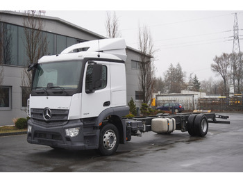 Kamion sa golom šasijom i zatvorenom kabinom MERCEDES-BENZ Actros 1824