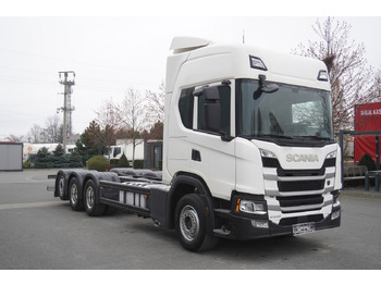 Kamion sa golom šasijom i zatvorenom kabinom SCANIA G