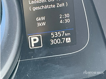 Kamion sa tovarnim sandukom NISSAN