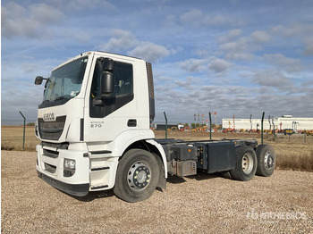 Kamion sa golom šasijom i zatvorenom kabinom IVECO