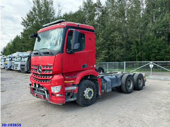 Kamion sa golom šasijom i zatvorenom kabinom MERCEDES-BENZ Arocs