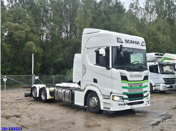 Kamion sa golom šasijom i zatvorenom kabinom SCANIA R 500