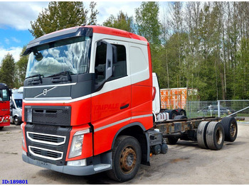 Kamion sa golom šasijom i zatvorenom kabinom VOLVO FH13 500