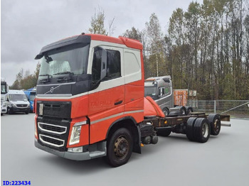 Kamion sa golom šasijom i zatvorenom kabinom VOLVO FH13 500