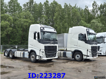 Kamion sa golom šasijom i zatvorenom kabinom VOLVO FH13 540