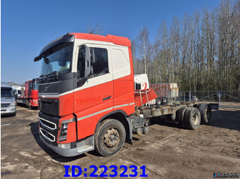 Kamion sa golom šasijom i zatvorenom kabinom VOLVO FH13 540