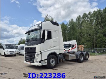 Kamion sa golom šasijom i zatvorenom kabinom VOLVO FH13 540