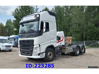 Kamion sa golom šasijom i zatvorenom kabinom VOLVO FH13 540