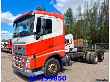 Kamion sa golom šasijom i zatvorenom kabinom VOLVO FH13 540