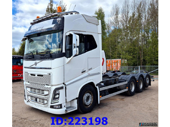 Kamion sa golom šasijom i zatvorenom kabinom VOLVO FH16 650