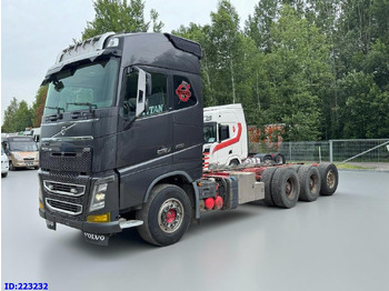 Kamion sa golom šasijom i zatvorenom kabinom VOLVO FH16 700