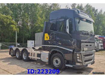 Kamion sa golom šasijom i zatvorenom kabinom VOLVO FH16 750