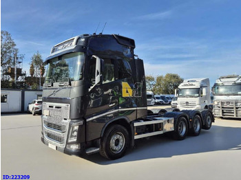 Kamion sa golom šasijom i zatvorenom kabinom VOLVO FH16 750