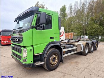 Kamion sa golom šasijom i zatvorenom kabinom VOLVO FM 410