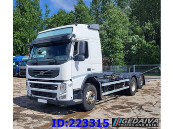 Kamion sa golom šasijom i zatvorenom kabinom VOLVO FM 500