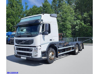 Kamion sa golom šasijom i zatvorenom kabinom VOLVO FM13 500