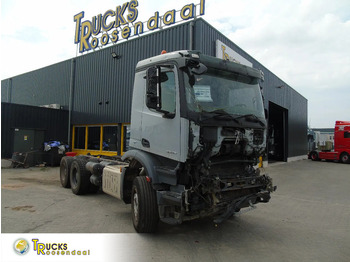 Kamion sa golom šasijom i zatvorenom kabinom MERCEDES-BENZ Arocs 2640