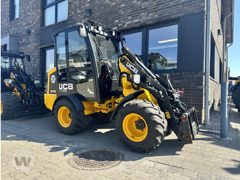 Zglobni utovarivač JCB