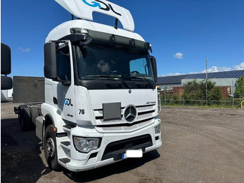 Kamion sa golom šasijom i zatvorenom kabinom Mercedes-Benz Actros 2546 Serie 9375: slika 2