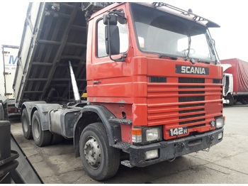Kamion sa golom šasijom i zatvorenom kabinom SCANIA 142
