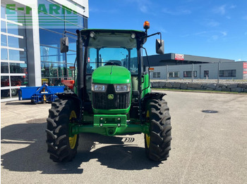 Traktor John Deere 5067E: slika 2