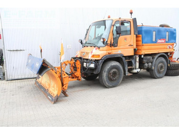 Vozilo za čišćenje snega UNIMOG U400