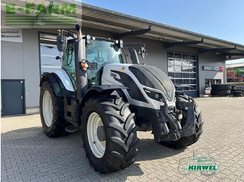 Traktor VALTRA T214