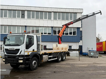 Kamion sa tovarnim sandukom IVECO Trakker