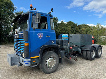 Kamion sa golom šasijom i zatvorenom kabinom SCANIA 141