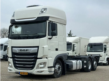 Kamion sa golom šasijom i zatvorenom kabinom DAF XF 480