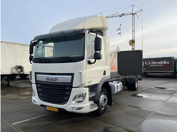Kamion sa golom šasijom i zatvorenom kabinom DAF CF 260