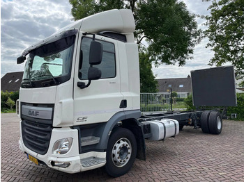 Kamion sa golom šasijom i zatvorenom kabinom DAF CF 260
