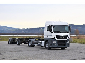 Kamion sa golom šasijom i zatvorenom kabinom MAN TGX 18.440