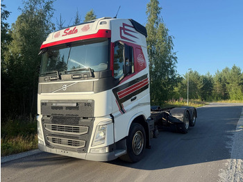 Kamion sa golom šasijom i zatvorenom kabinom VOLVO FH 460