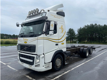 Kamion sa golom šasijom i zatvorenom kabinom VOLVO FH 500