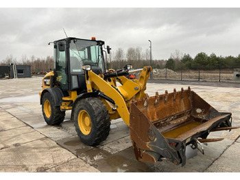Utovarivač točkaš CATERPILLAR 908M