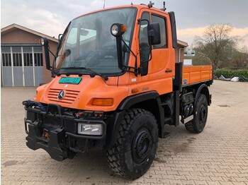 Kamion sa tovarnim sandukom UNIMOG U400