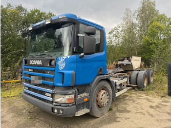 Kamion sa golom šasijom i zatvorenom kabinom SCANIA 114