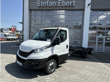Kamion sa golom šasijom i zatvorenom kabinom IVECO Daily 50c18