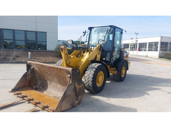 Utovarivač točkaš CATERPILLAR 906M