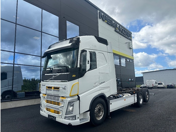 Kamion sa golom šasijom i zatvorenom kabinom VOLVO FH13 540