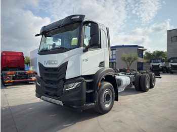 Kamion sa golom šasijom i zatvorenom kabinom IVECO X-WAY