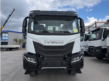 Kamion sa golom šasijom i zatvorenom kabinom IVECO AD380T46 6x4 E6 (Chassis): slika 3