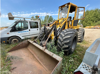 Utovarivač točkaš CATERPILLAR 910