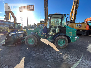 Utovarivač točkaš CATERPILLAR 906M